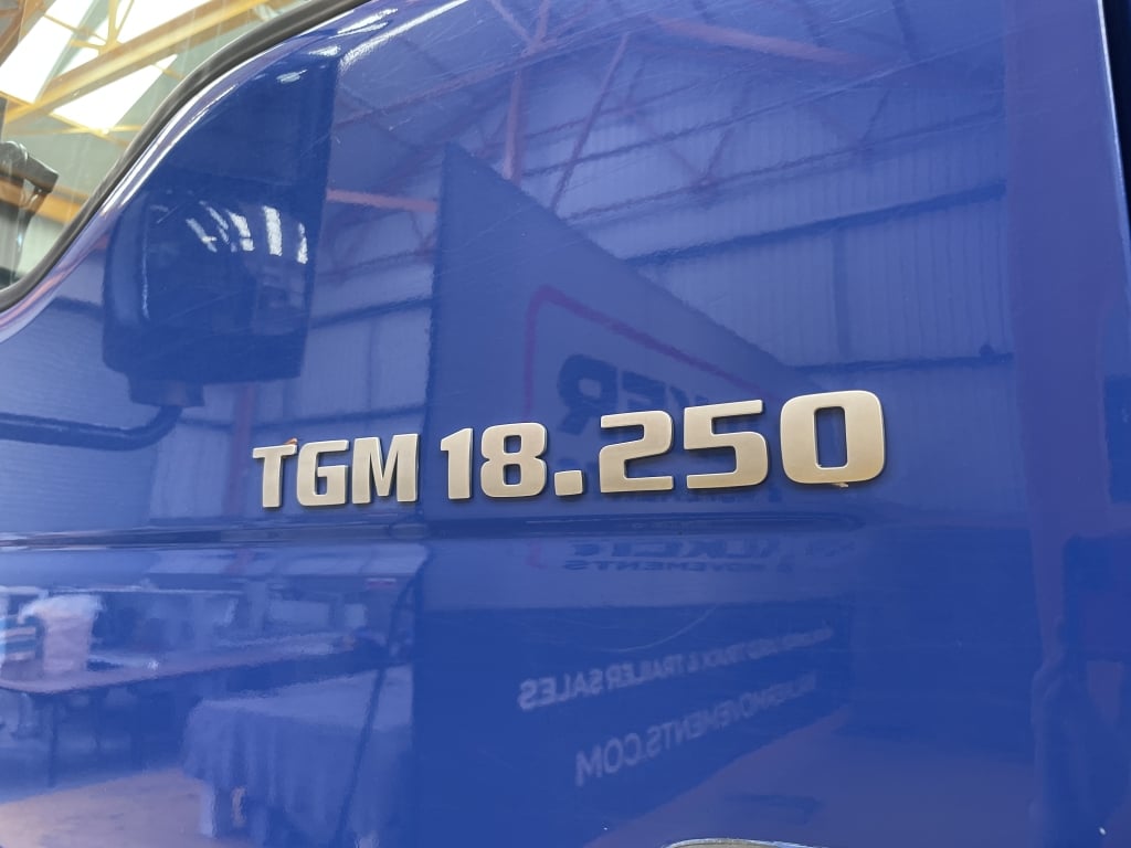 MAN TGM 18.250 *EURO 6*, 4X2 PINCE À BRIQUES DE 18 TONNES - 2015 - DG65 UZT