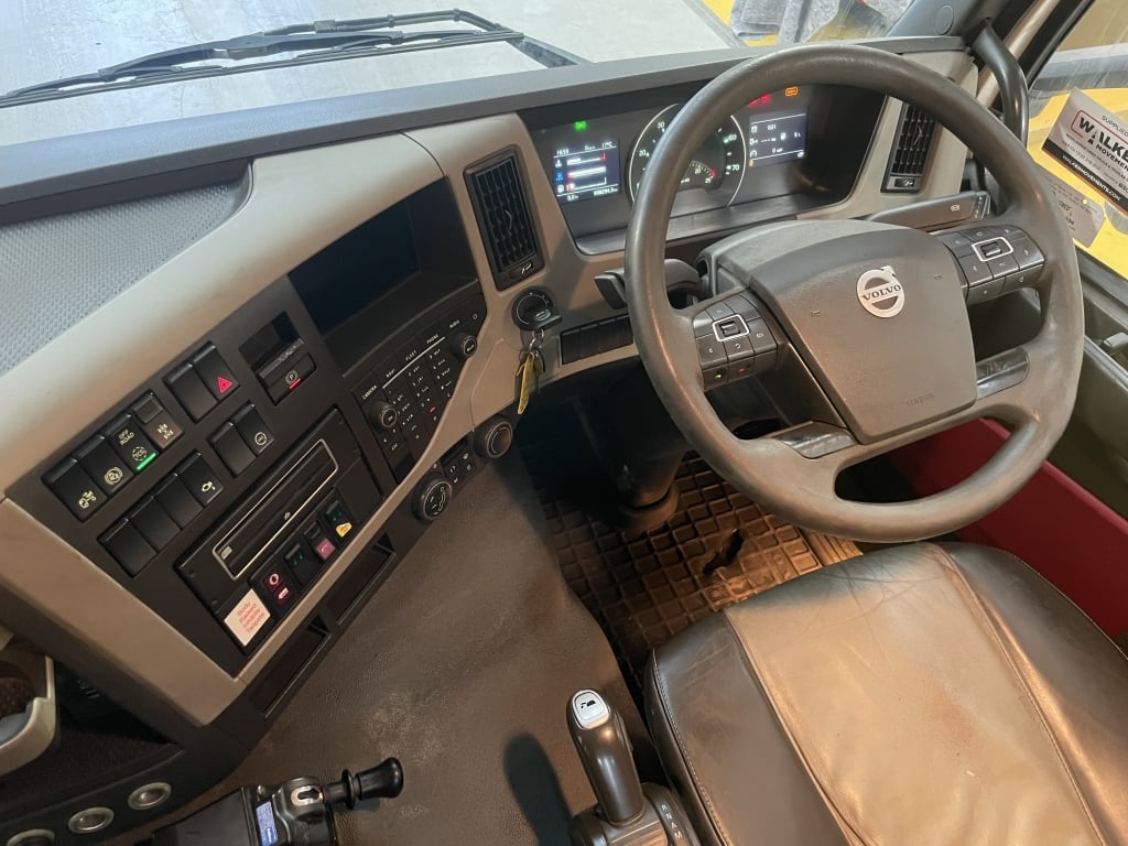VOLVO FM 410 *EURO 6*, 8X4 STEEL TIPPER – 2016 – AY16 OLC