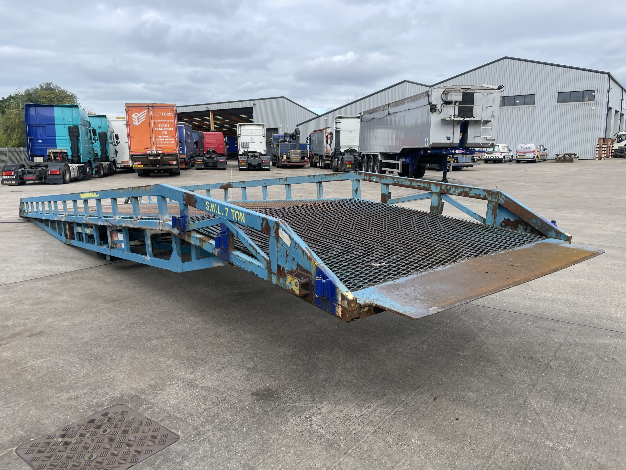 CHASE EQUIPMENT 7 TONNE STEEL FRAMED CONTAINER LOADING RAMP - 1994 ...