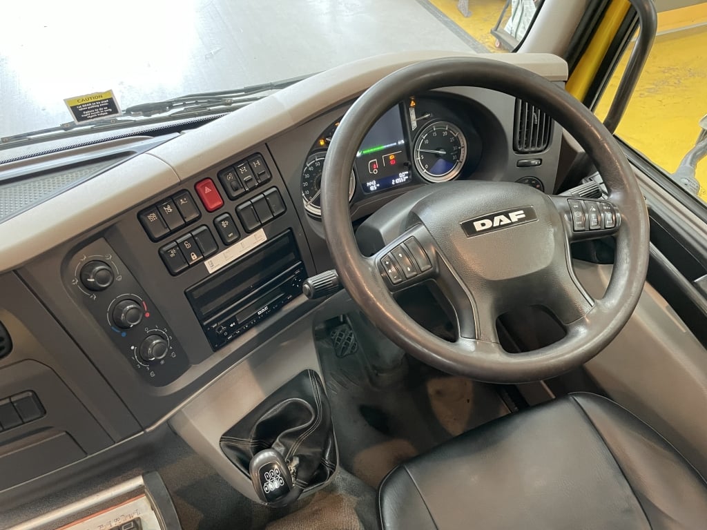 DAF LF220 *EURO 6* 4X2 18 TONNES PINCE À BRIQUES - 2016 - MX16 FFC