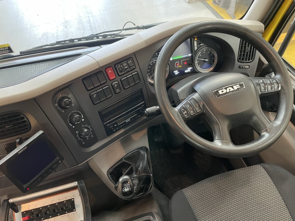 DAF LF220 *EURO 6* 4X2 18 TONNES PINCE À BRIQUES - 2015 - WA15 XPD