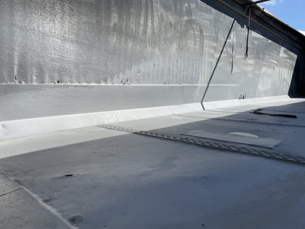 CRANE FRUEHAUF 70 CU-YD ALUMINIUM PLANK SIDED SLOPER BULK TIPPING TRAILER – 2015 – C389122
