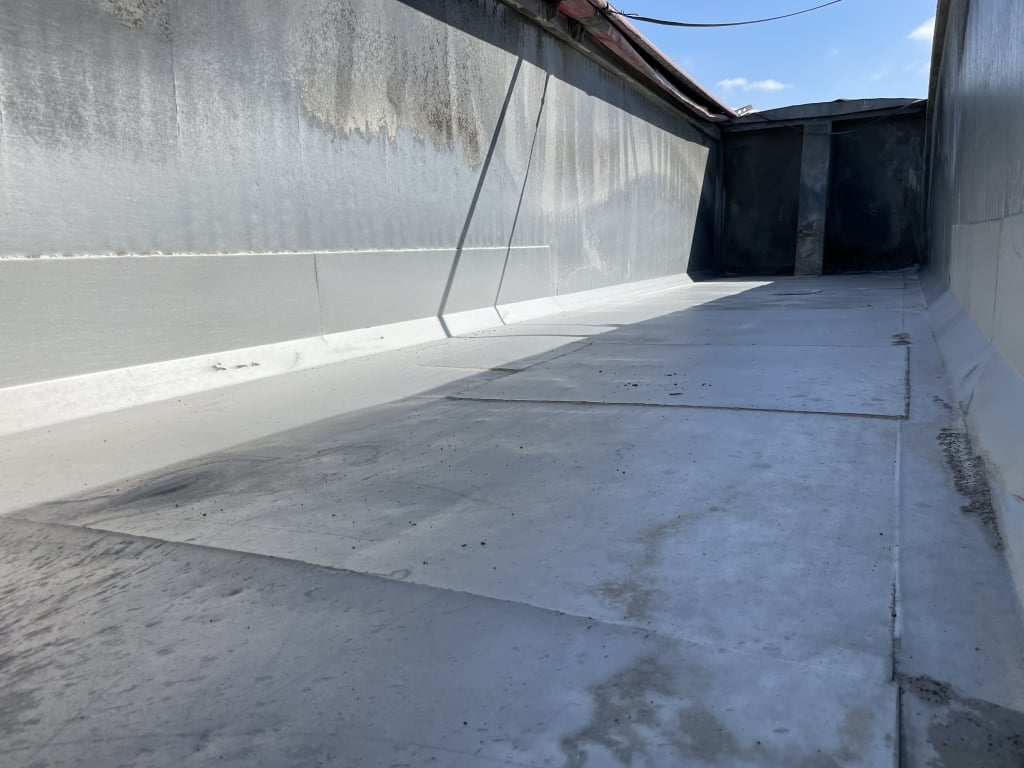 CRANE FRUEHAUF 70 CU-YD ALUMINIUM PLANK SIDED SLOPER BULK TIPPING TRAILER – 2015 – C410776