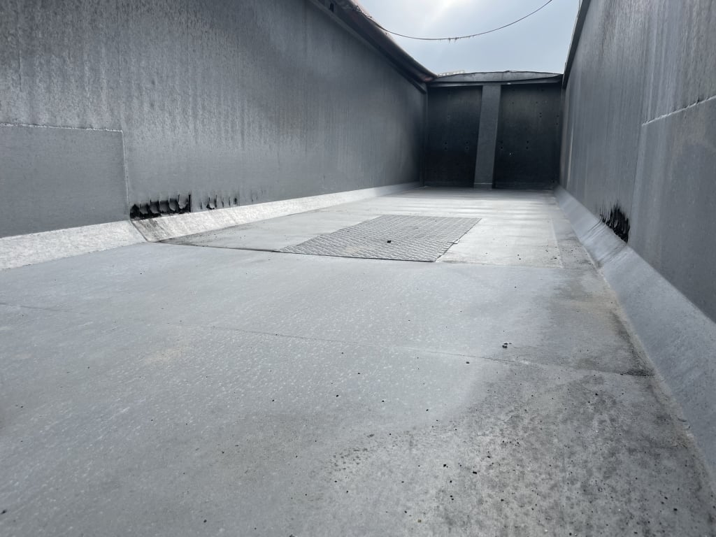CRANE FRUEHAUF 70 CU-YD ALUMINIUM PLANK SIDED SLOPER BULK TIPPING TRAILER – 2015 – C410778
