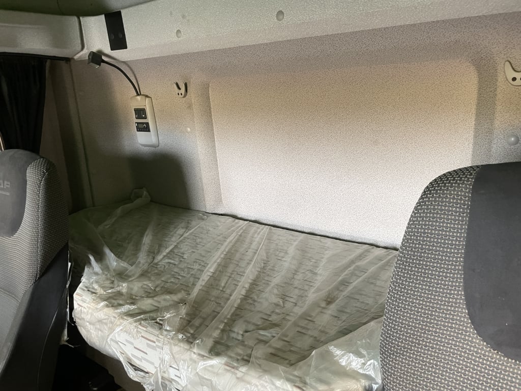 DAF CF440 *EURO 6* 8x2, 32 tonnes, configuration à timon, remorque à rideaux coulissants – 2017 – HN67 NTM