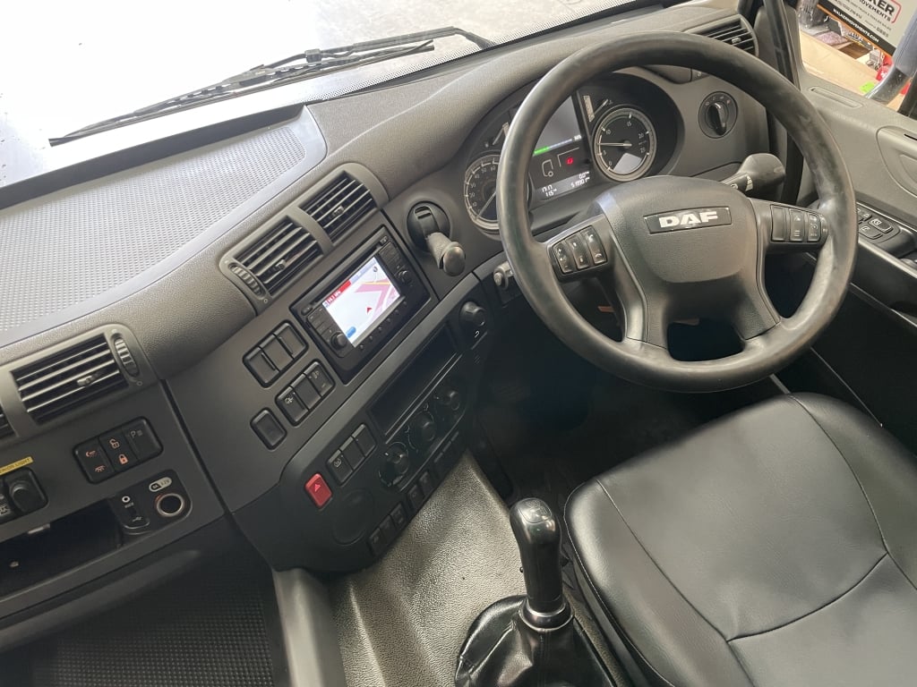 DAF CF440 *EURO 6* 8x2, 32 tonnes, configuration à timon, remorque à rideaux coulissants – 2017 – HN67 NTM