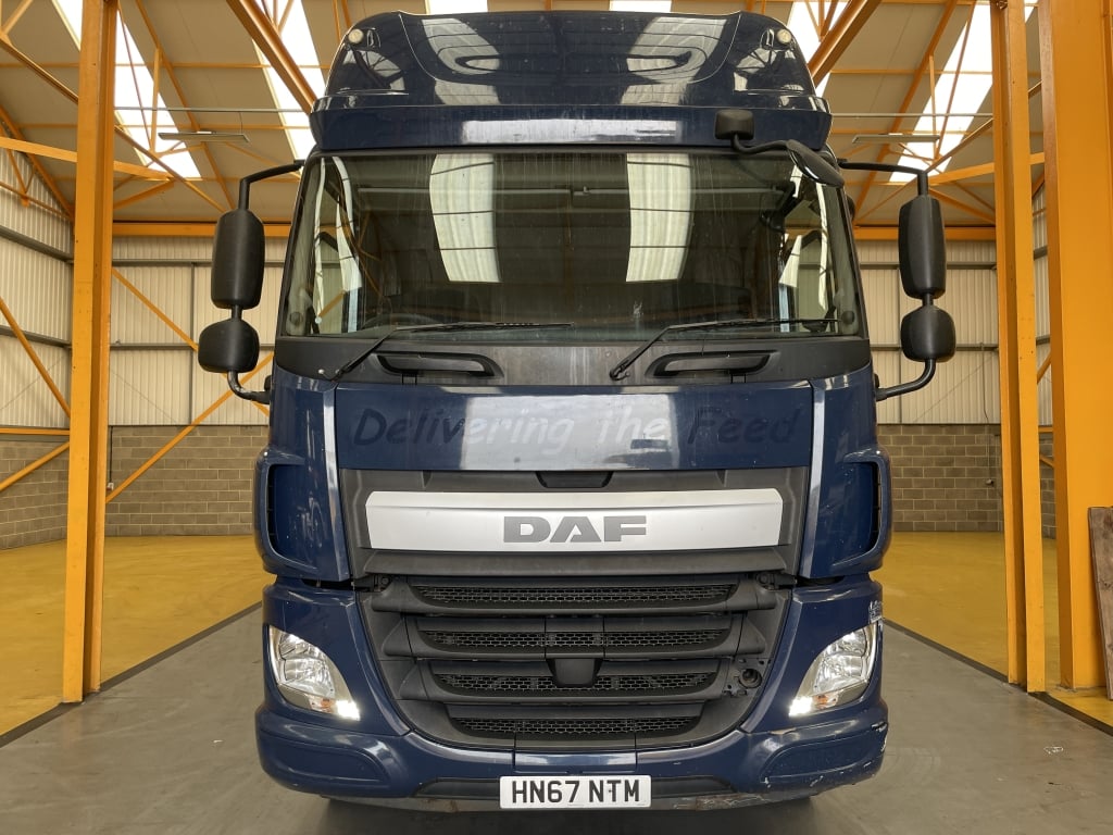 DAF CF440 *EURO 6* 8x2, 32 tonnes, configuration à timon, remorque à rideaux coulissants – 2017 – HN67 NTM