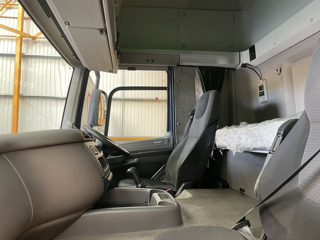 DAF CF440 *EURO 6* 8x2, 32 tonnes, configuration à timon, remorque à rideaux coulissants – 2017 – HN67 NTM