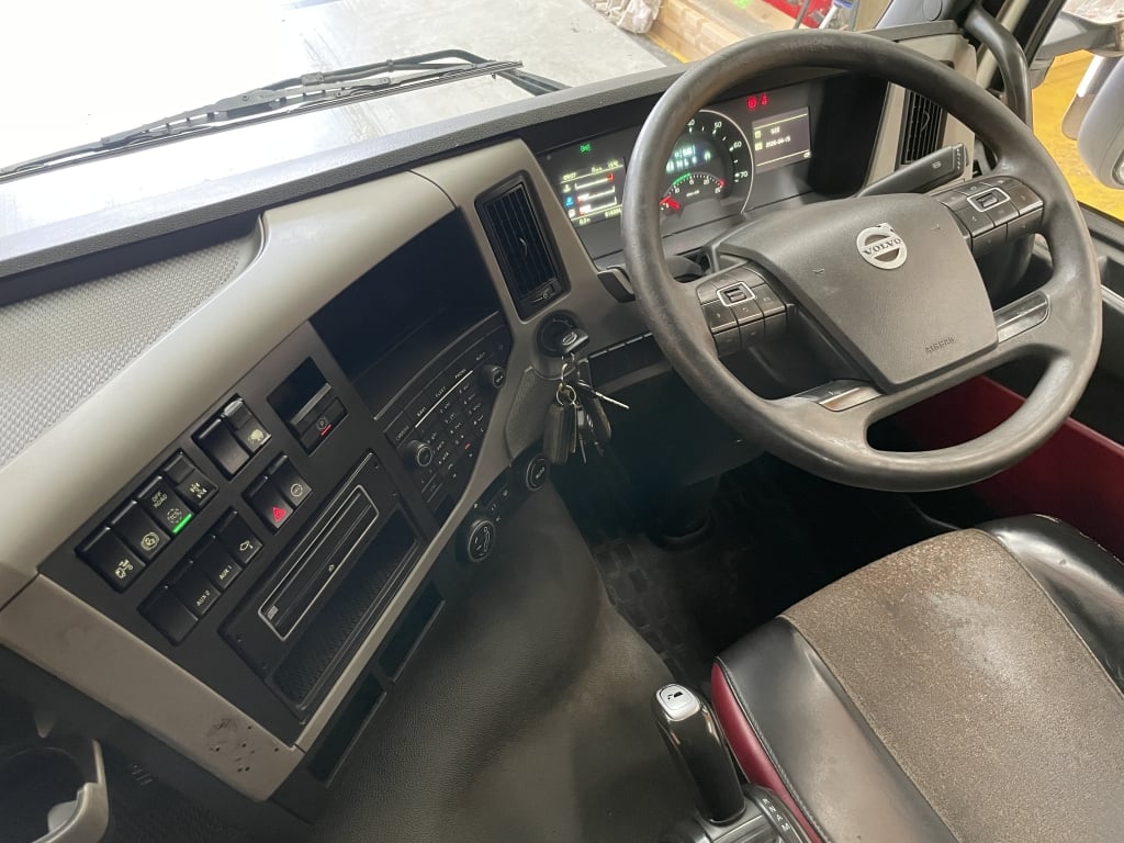 VOLVO FM 370 *EURO 6*, 8X4 STEEL TIPPER – 2016 – AP16 DAY