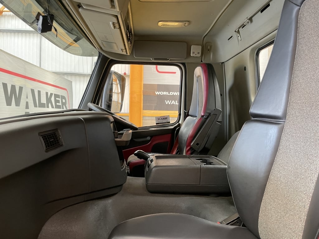 VOLVO FM 370 *EURO 6*, 8X4 STEEL TIPPER – 2016 – AP16 DAY