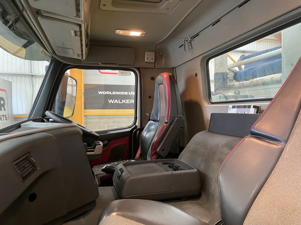 VOLVO FM 370 *EURO 6*, 8X4 STEEL TIPPER – 2016 – AR16 DAY