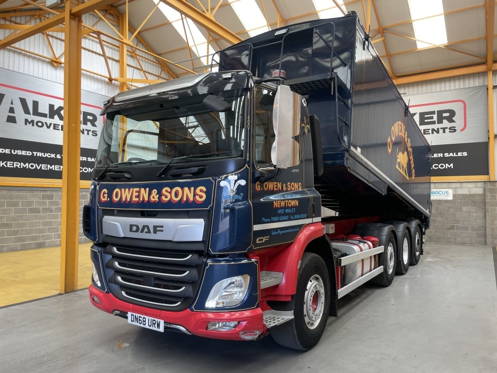 DAF CF450 8X2 TRIDEM BENNE BASCULANTE/SOUFFLEUSE EN ALUMINIUM POUR MARCHANDISES EN VRAC – 2018 – DN68 URW