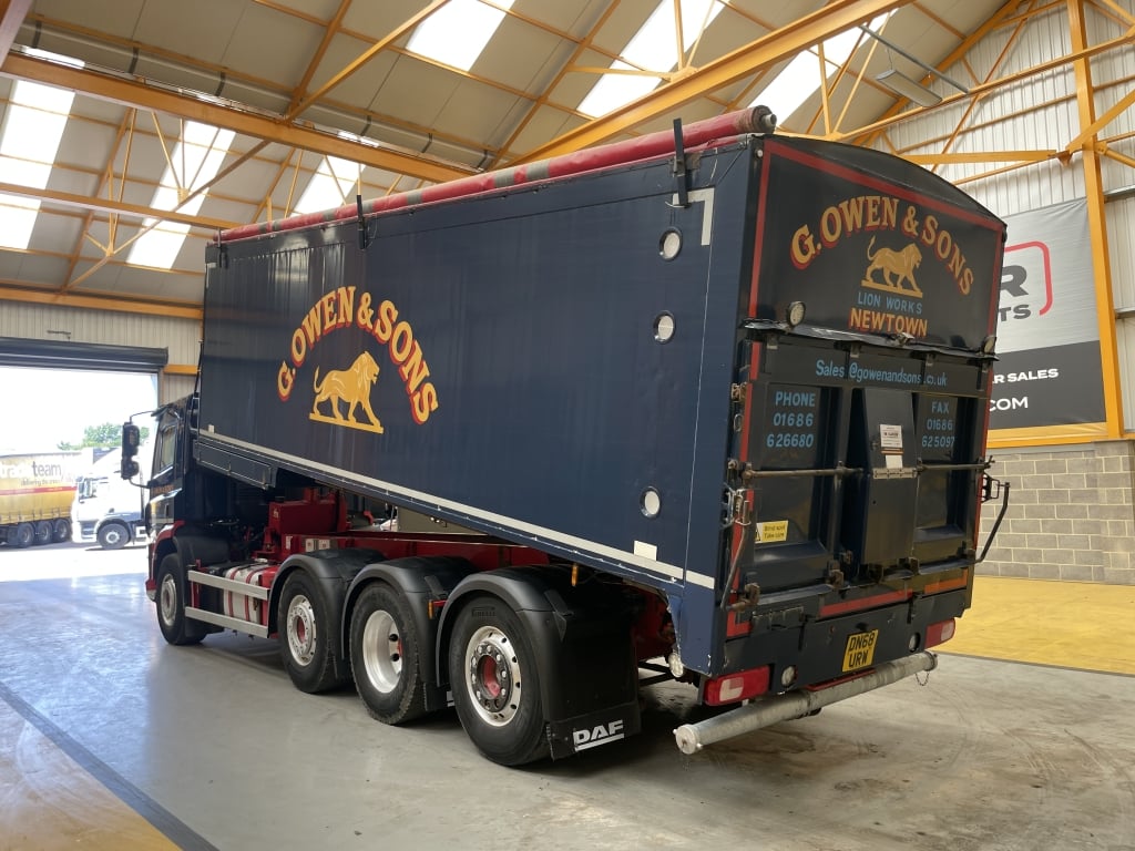 DAF CF450 8X2 TRIDEM BENNE BASCULANTE/SOUFFLEUSE EN ALUMINIUM POUR MARCHANDISES EN VRAC – 2018 – DN68 URW