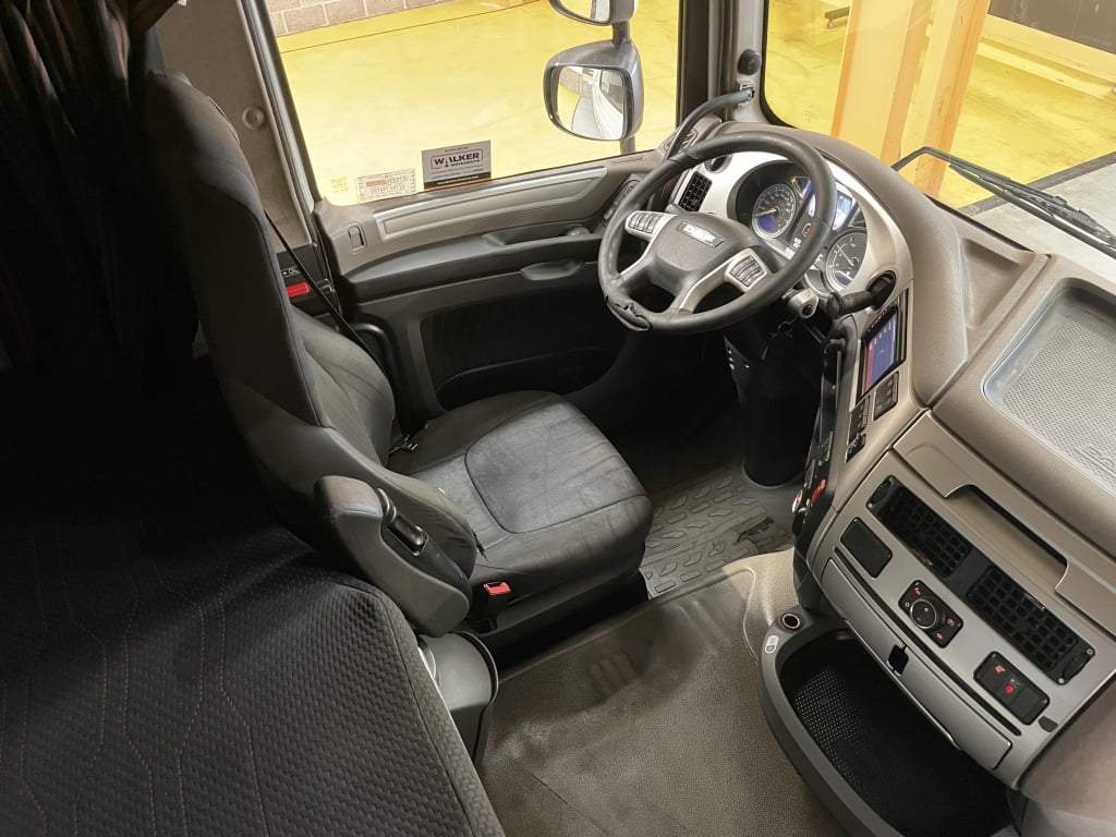 DAF XF106 530 LEFT HAND DRIVE *EURO 6* SUPER SPACE CAB LOW RIDE 4X2 TRACTOR UNIT – 2017 – GN67 UPS