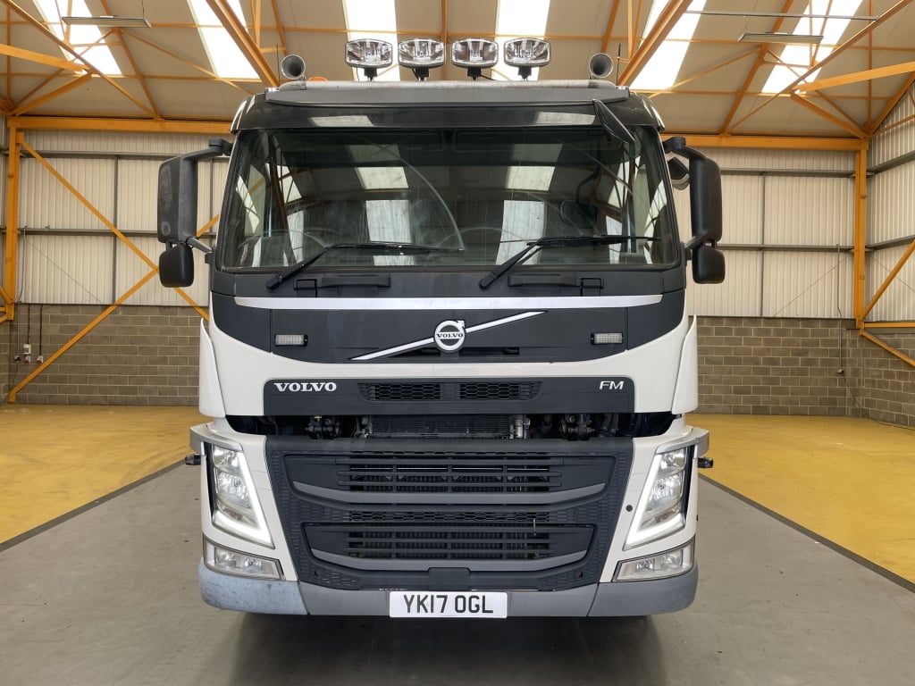 VOLVO FM 460 *EURO 6*, BENNE BASCULANTE 8X4 À TRIDEM EN ALUMINIUM – 2017 – YK17 OGL