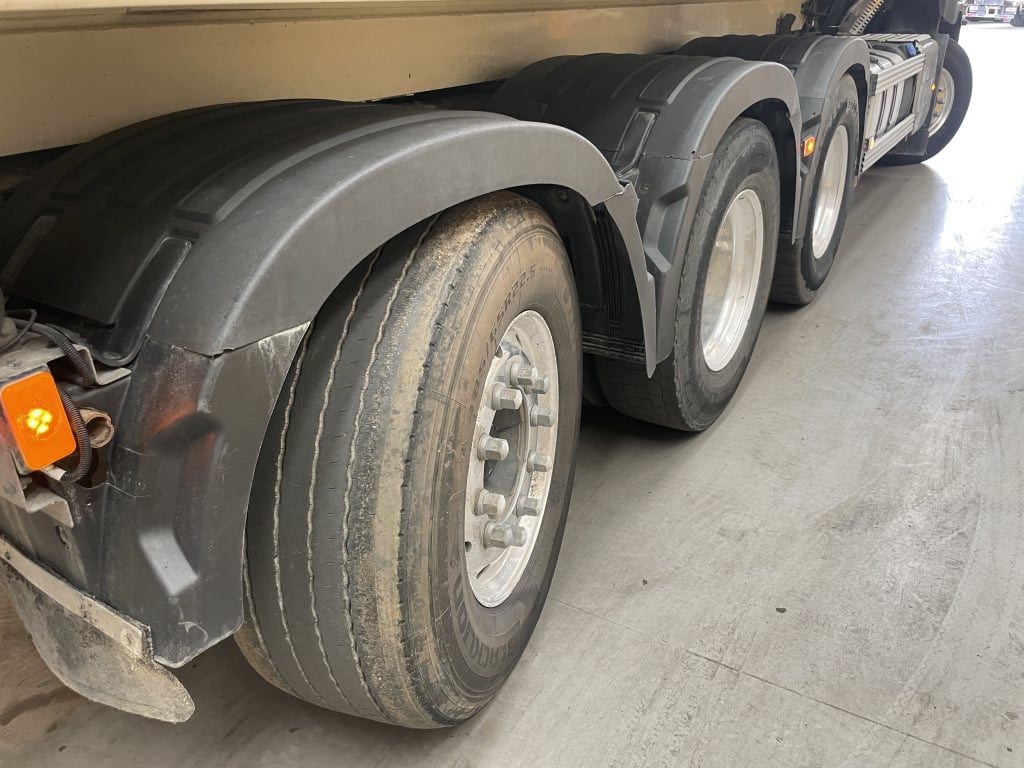 VOLVO FM 460 *EURO 6*, BENNE BASCULANTE 8X4 À TRIDEM EN ALUMINIUM – 2017 – YK17 OGL