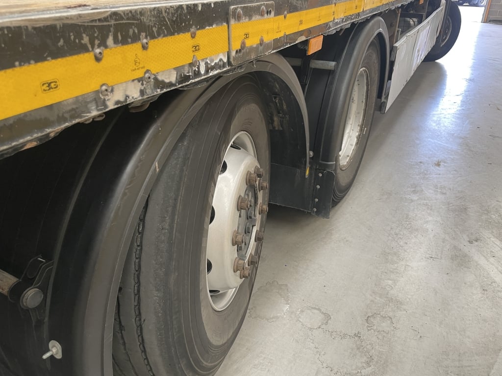MERCEDES BENZ AROCS 2543 *EURO 6* 6X2, CONFIGURATION AVEC BARRE D'ATTELAGE, PLATEAU DE 26 TONNES AVEC GRUE – 2016 – GN16 JUF