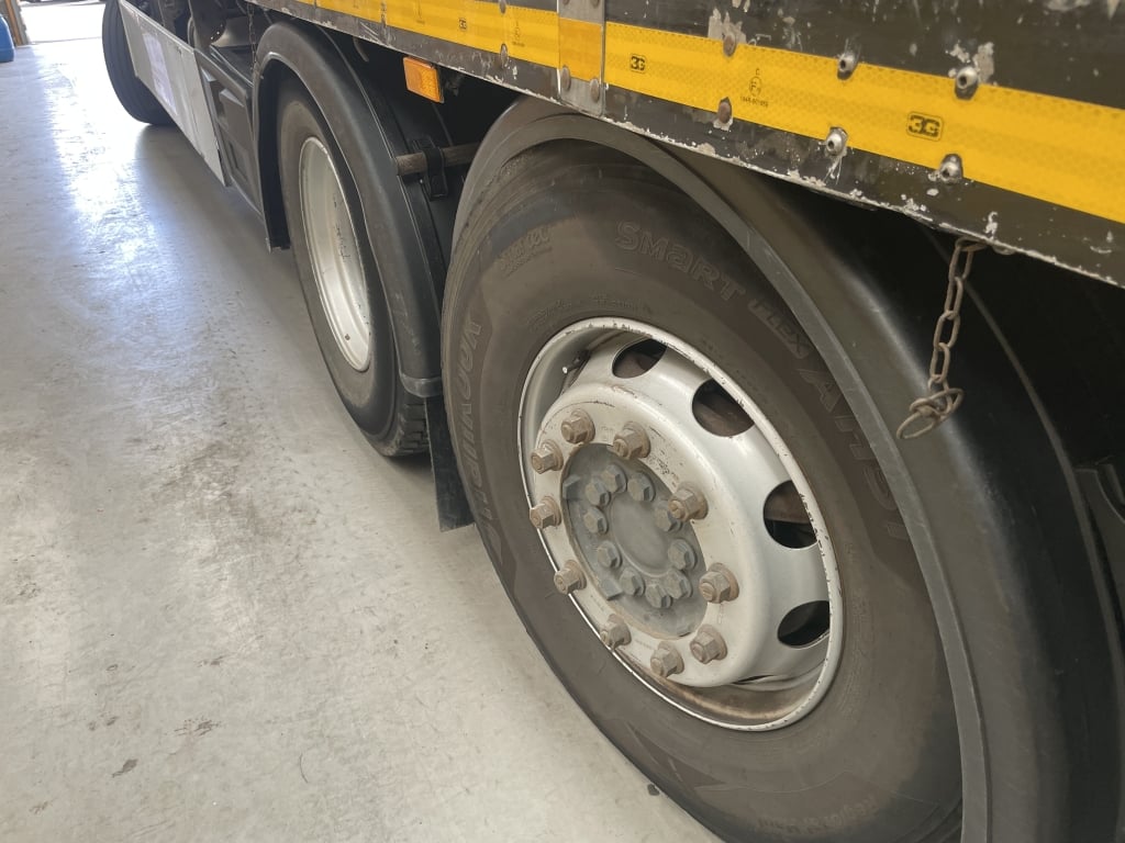 MERCEDES BENZ AROCS 2543 *EURO 6* 6X2, CONFIGURATION AVEC BARRE D'ATTELAGE, PLATEAU DE 26 TONNES AVEC GRUE – 2016 – GN16 JUF