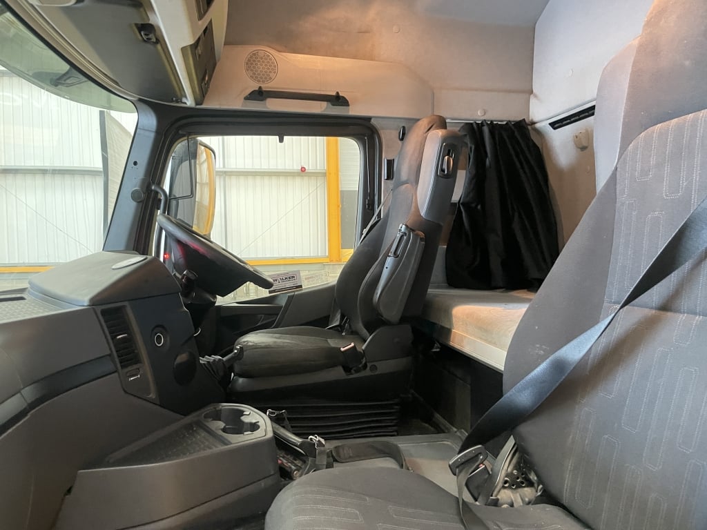 MERCEDES BENZ AROCS 2543 *EURO 6* 6X2, CONFIGURATION AVEC BARRE D'ATTELAGE, PLATEAU DE 26 TONNES AVEC GRUE – 2016 – GN16 JUF