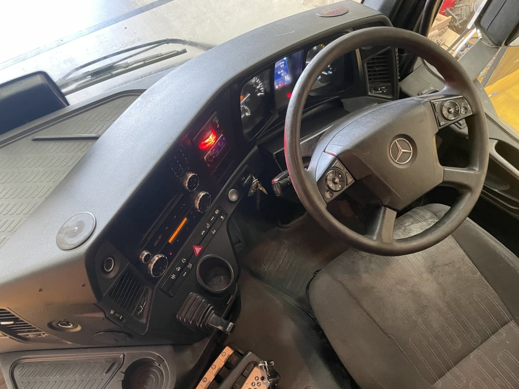 MERCEDES BENZ AROCS 2543 *EURO 6* 6X2, CONFIGURATION AVEC BARRE D'ATTELAGE, PLATEAU DE 26 TONNES AVEC GRUE – 2016 – GN16 JUF