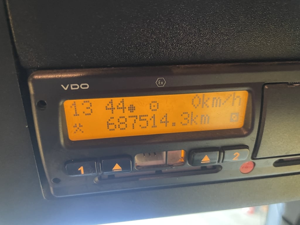 MERCEDES BENZ AROCS 2543 *EURO 6* 6X2, CONFIGURATION AVEC BARRE D'ATTELAGE, PLATEAU DE 26 TONNES AVEC GRUE – 2016 – GN16 JUF