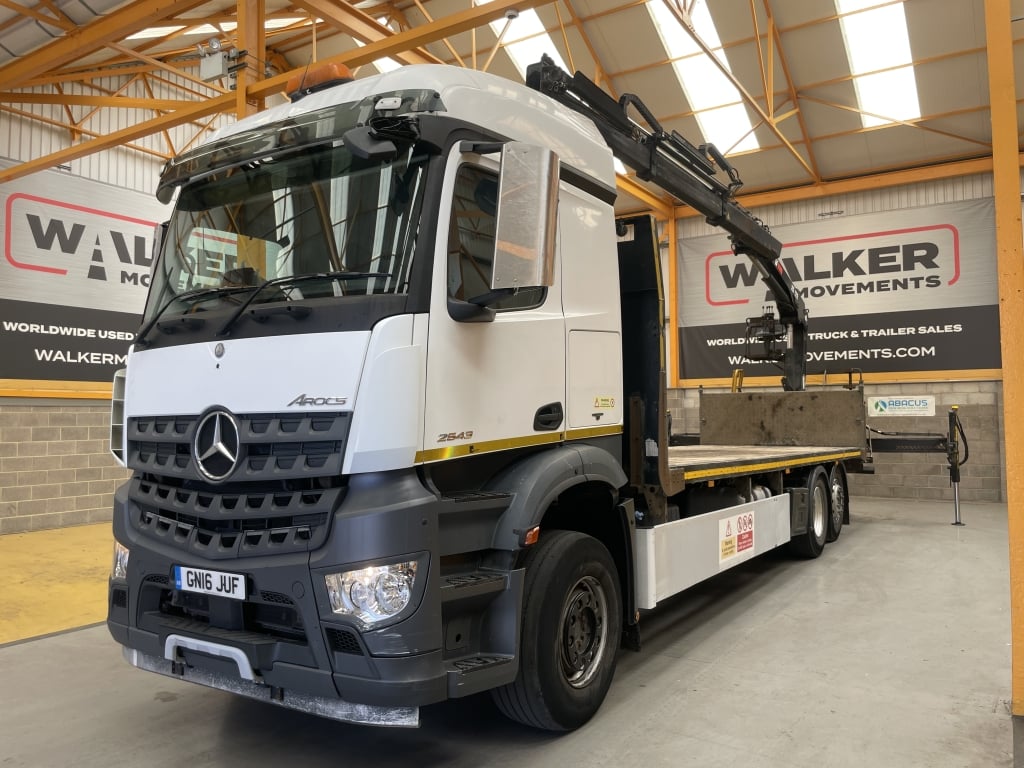 MERCEDES BENZ AROCS 2543 *EURO 6* 6X2, CONFIGURATION AVEC BARRE D'ATTELAGE, PLATEAU DE 26 TONNES AVEC GRUE – 2016 – GN16 JUF