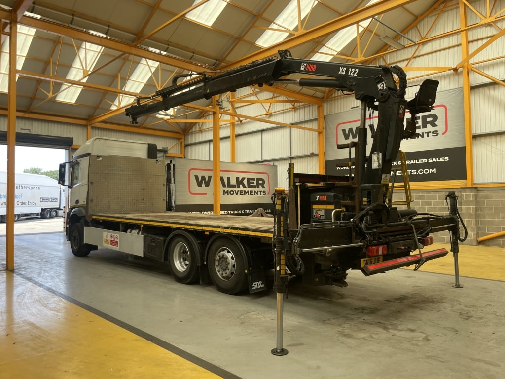 MERCEDES BENZ AROCS 2543 *EURO 6* 6X2, CONFIGURATION AVEC BARRE D'ATTELAGE, PLATEAU DE 26 TONNES AVEC GRUE – 2016 – GN16 JUF
