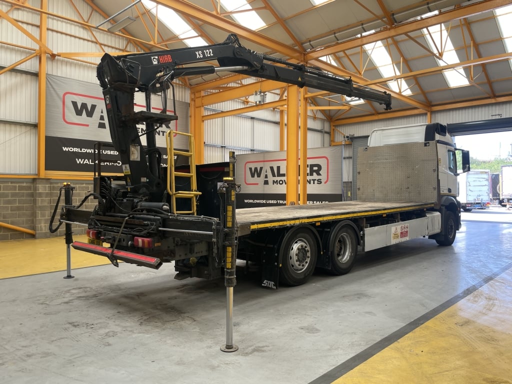 MERCEDES BENZ AROCS 2543 *EURO 6* 6X2, CONFIGURATION AVEC BARRE D'ATTELAGE, PLATEAU DE 26 TONNES AVEC GRUE – 2016 – GN16 JUF