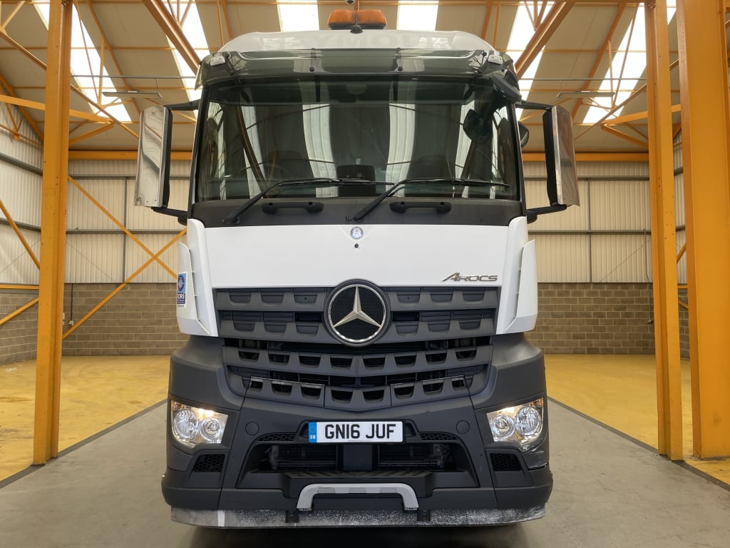 MERCEDES BENZ AROCS 2543 *EURO 6* 6X2, CONFIGURATION AVEC BARRE D'ATTELAGE, PLATEAU DE 26 TONNES AVEC GRUE – 2016 – GN16 JUF