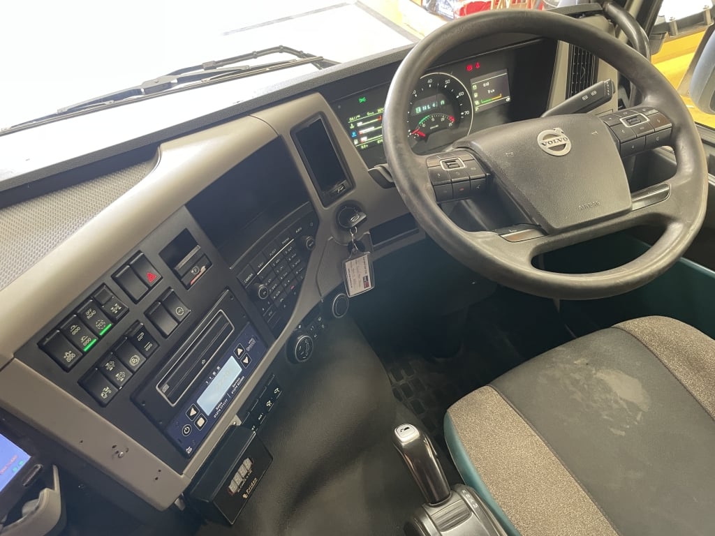 VOLVO FM 420 *EURO 6* 8X4 TRIDEM ALUMINIUM BULK TIPPER/BLOWER – 2017 – GM17 RPO