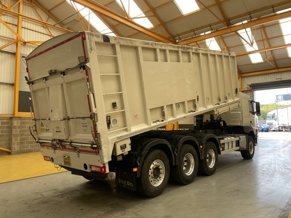 VOLVO FM 420 *EURO 6* 8X4 TRIDEM ALUMINIUM BULK TIPPER/BLOWER – 2017 – GM17 RPO