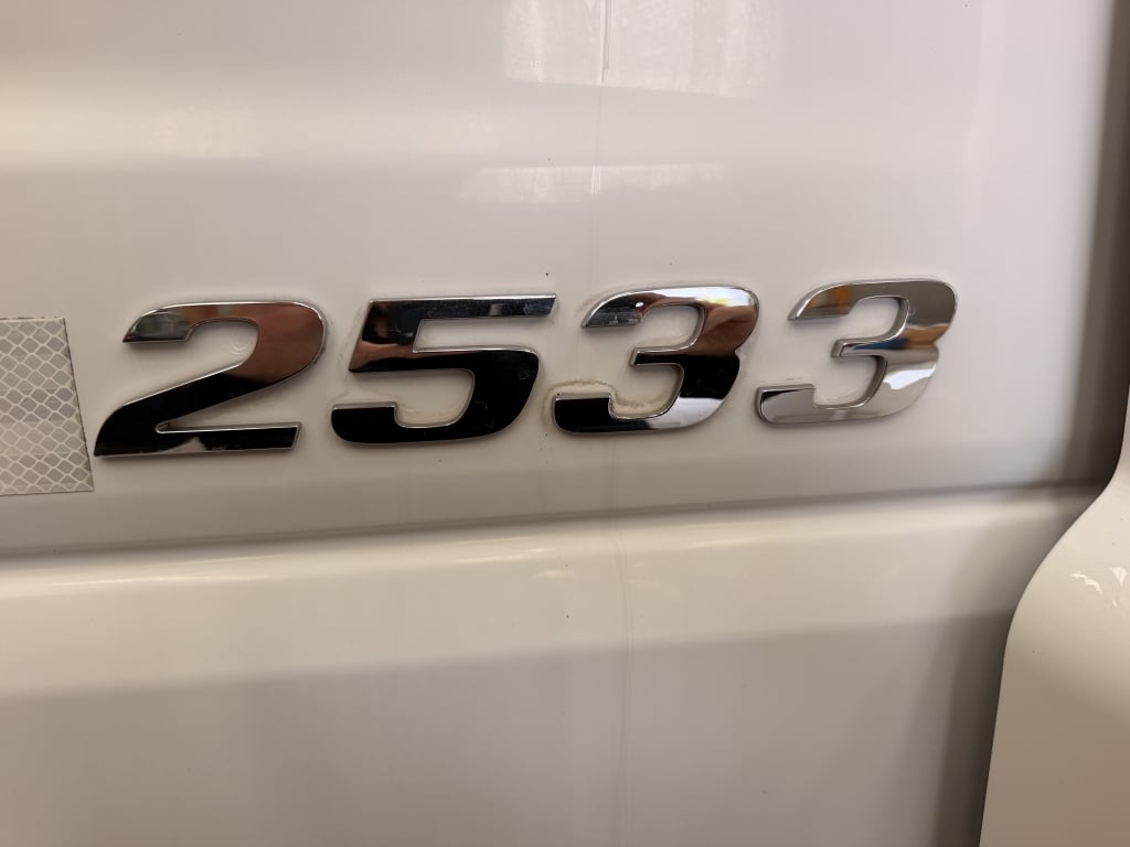MERCEDES AXOR 2533 EURO 5 6X2 PLATEAU – 2013 – HX13 YKS *FAIBLE KILOMÉTRAGE ET UN SEUL PRÉCÉDENT PROPRIÉTAIRE*