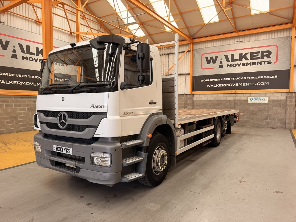 MERCEDES AXOR 2533 EURO 5 6X2 PLATEAU – 2013 – HX13 YKS *FAIBLE KILOMÉTRAGE ET UN SEUL PRÉCÉDENT PROPRIÉTAIRE*