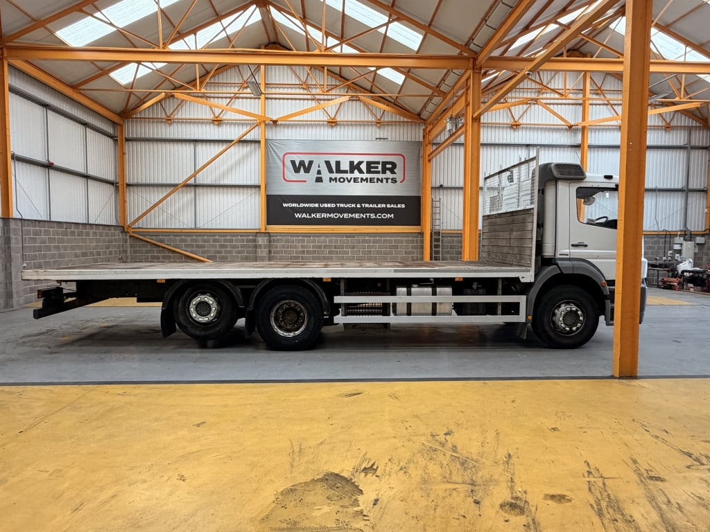 MERCEDES AXOR 2533 EURO 5 6X2 PLATEAU – 2013 – HX13 YKS *FAIBLE KILOMÉTRAGE ET UN SEUL PRÉCÉDENT PROPRIÉTAIRE*