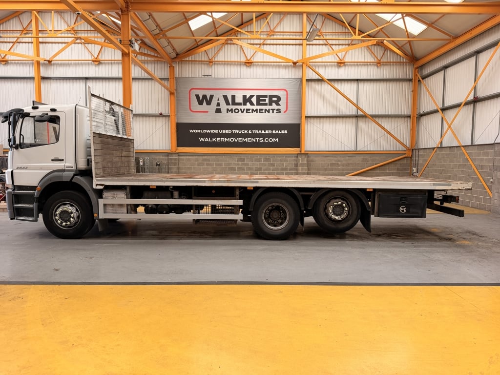 MERCEDES AXOR 2533 EURO 5 6X2 PLATEAU – 2013 – HX13 YKS *FAIBLE KILOMÉTRAGE ET UN SEUL PRÉCÉDENT PROPRIÉTAIRE*