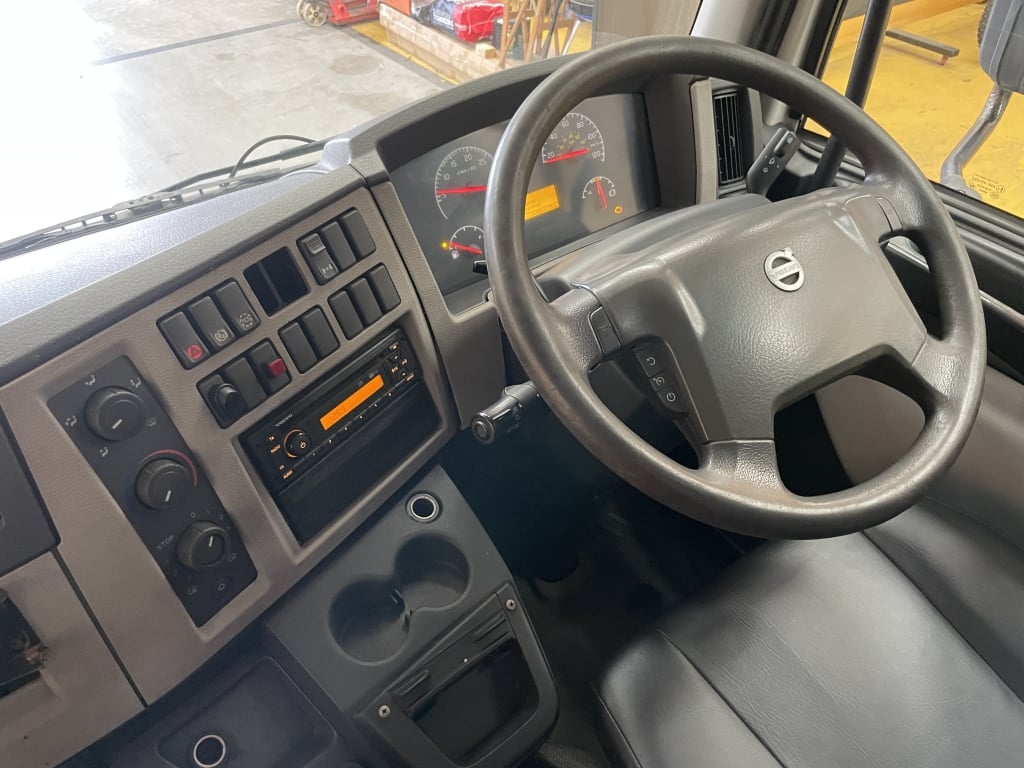 VOLVO FL 240 18 TONNE 4X2 CURTAINSIDER – 2012 – KX12 WJU