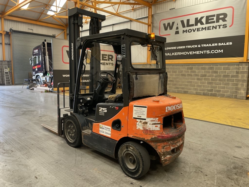 CHARIOT ÉLÉVATEUR DIESEL DOOSAN DE 2,5 TONNES – 2014 – FLT 04