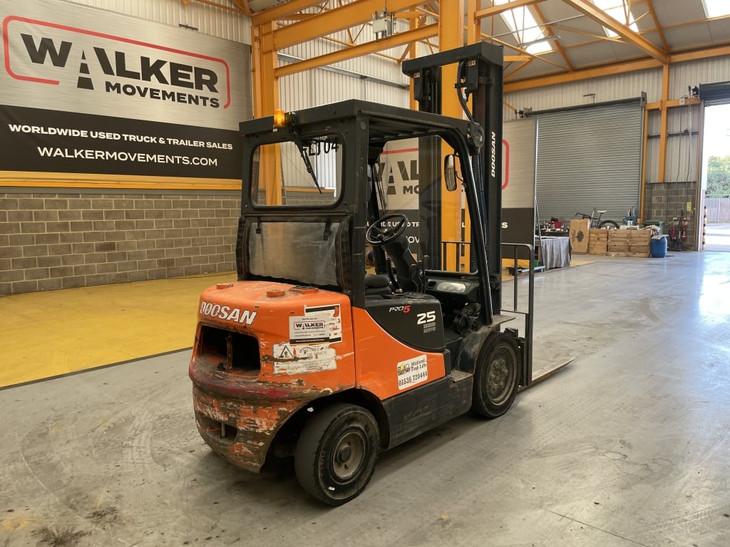 CHARIOT ÉLÉVATEUR DIESEL DOOSAN DE 2,5 TONNES – 2014 – FLT 04