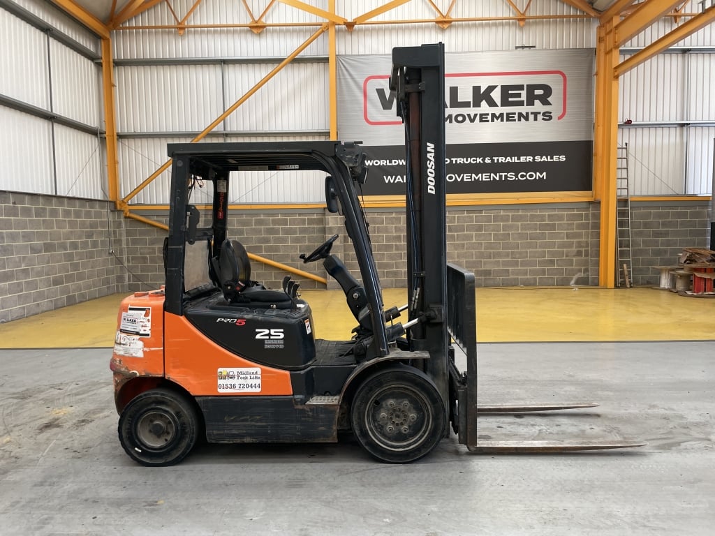 CHARIOT ÉLÉVATEUR DIESEL DOOSAN DE 2,5 TONNES – 2014 – FLT 04