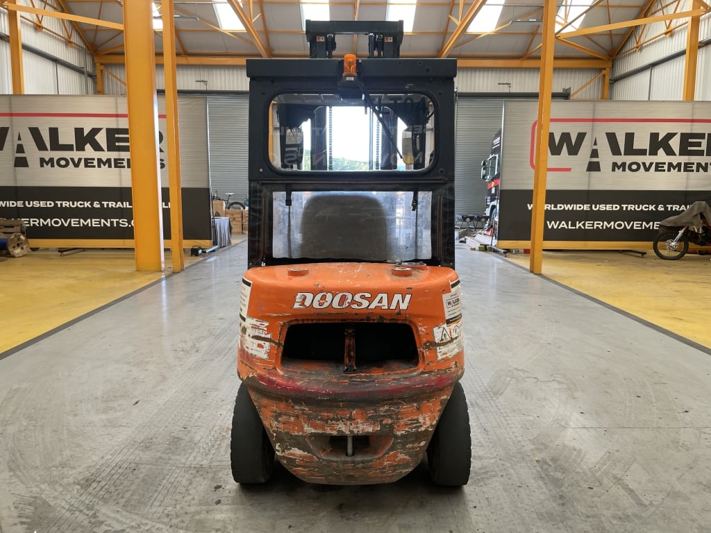 CHARIOT ÉLÉVATEUR DIESEL DOOSAN DE 2,5 TONNES – 2014 – FLT 04