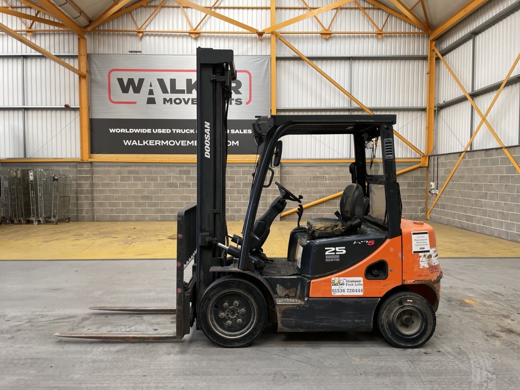 CHARIOT ÉLÉVATEUR DIESEL DOOSAN DE 2,5 TONNES – 2014 – FLT 04