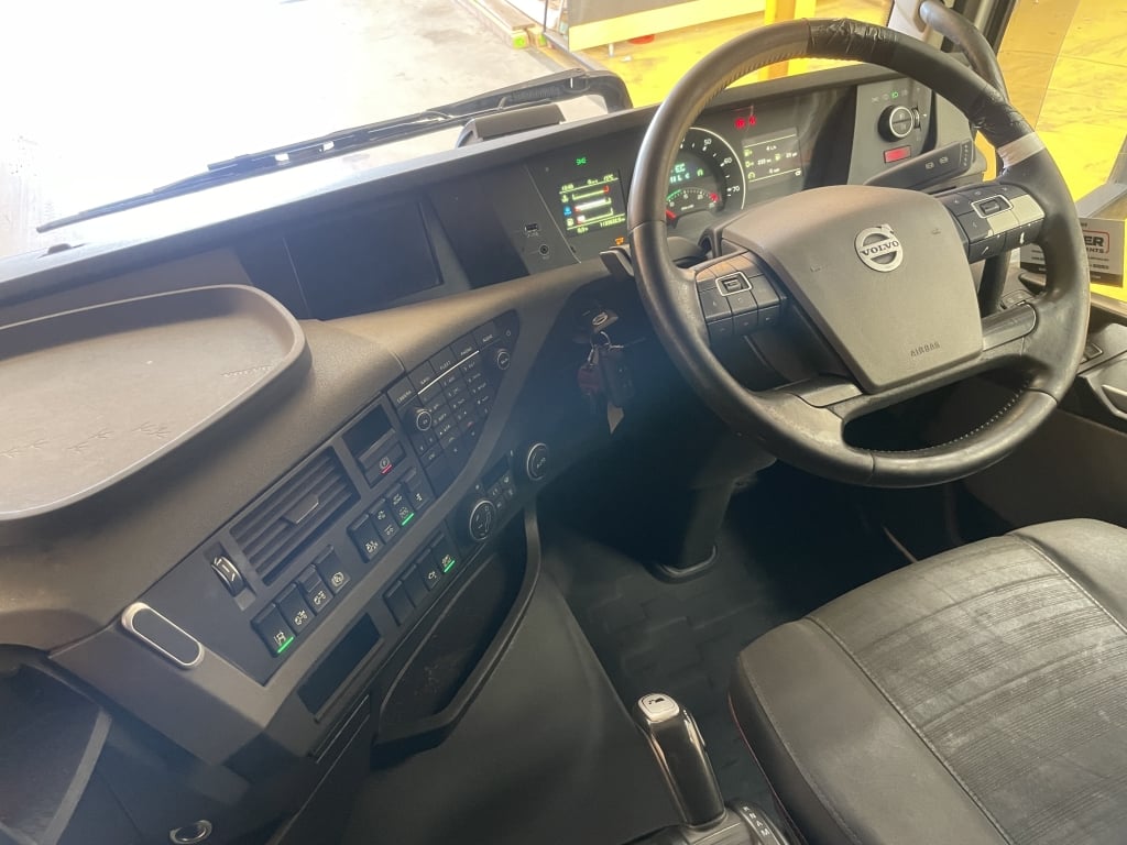 VOLVO FH 500 VERSION 4 GLOBETROTTER *EURO 6* 6X2 TRACTOR UNIT – 2017 – YN17 ODE