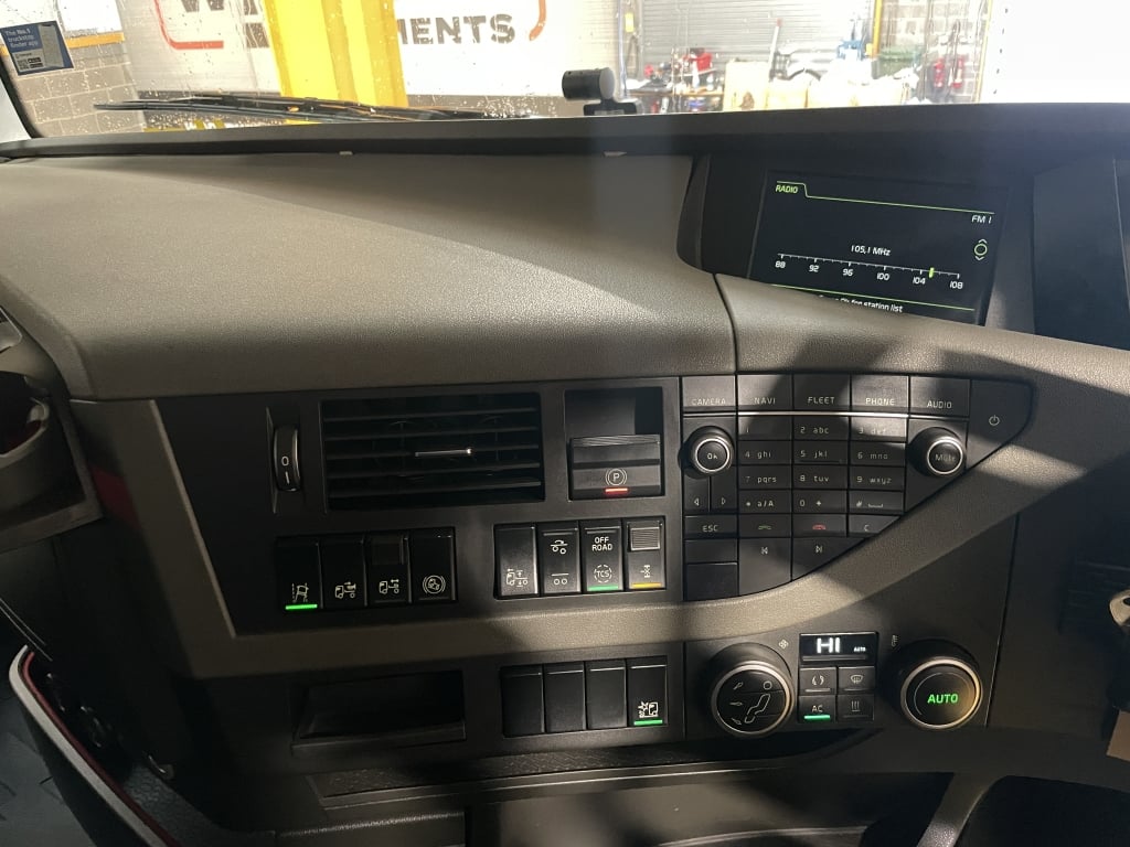 VOLVO FH 500 VERSION 4 GLOBETROTTER *EURO 6* 6X2 TRACTOR UNIT – 2017 – YN17 ODF